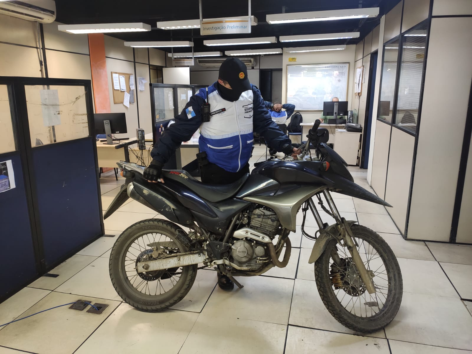 Photo of Policiais Militares da Operação São Gonçalo presente apreende moto adulterada na Lagoinha SG