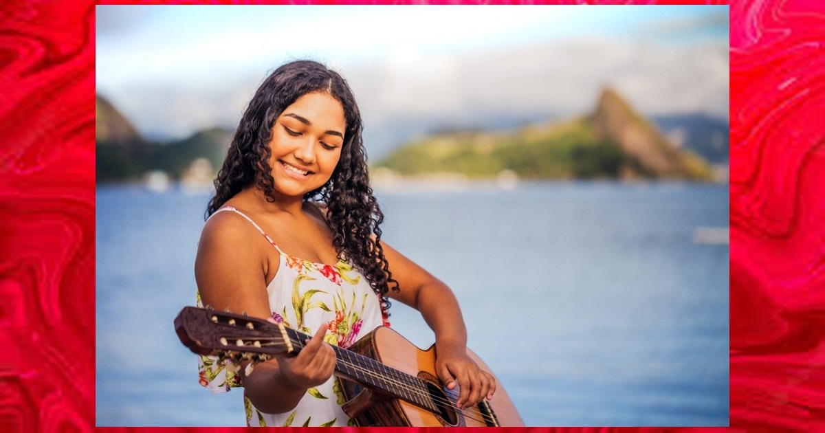 Photo of Niteroiense Bia Miranda sobe no palco do Teatro Popular Oscar Niemeyer  [  Entretenimento ]  BNRJ