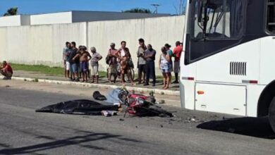 Photo of Após disparos de arma de fogo motociclistas em fuga morrem em colisão com ônibus  na Região dos Lagos do Rio