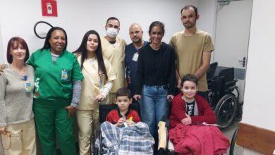 Photo of Família queimada em explosão de lancha retorna ao hospital para agradecer