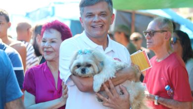 Photo of Dimas e Panisset caminham na Feira do Gradim no primeiro sábado de campanha