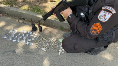 Photo of Polícia Militar apreende drogas e rádios transmissores na Comunidade do Rato Molhado, em Niterói